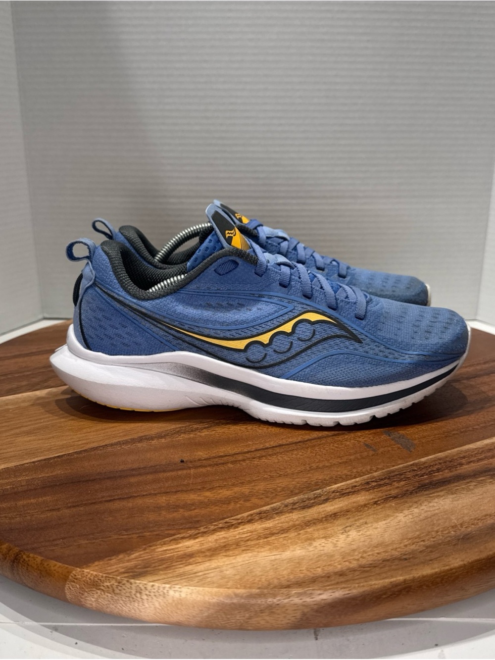 Saucony Kinvara 13 Womenโs Blue Yellow Running Shoes Size 7.5